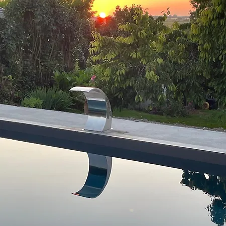 Avec Vue Sur Le Marais Et La Piscine Bed and breakfast