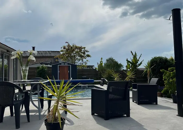 Avec Vue Sur Le Marais Et La Piscine Bed & Breakfast 3*