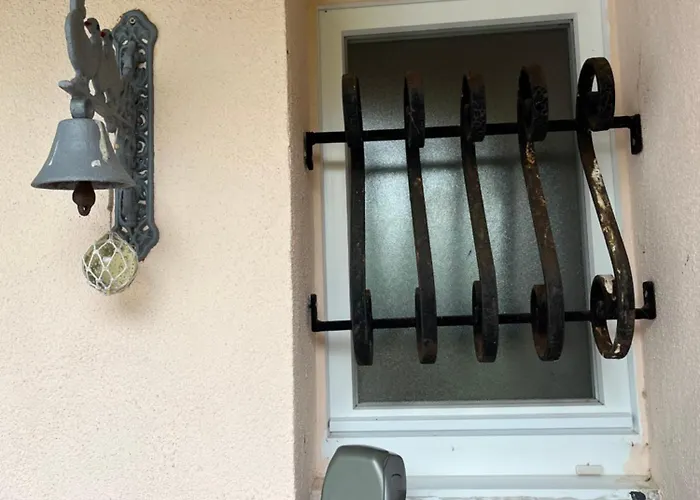 Avec Vue Sur Le Marais Et La Piscine Yves