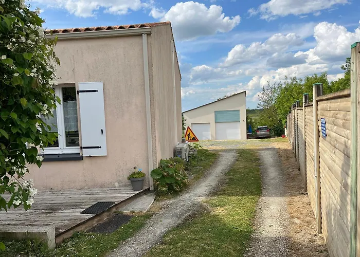 Avec Vue Sur Le Marais Et La Piscine 3* Yves